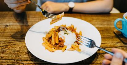 essen, nudeln, tomatensoße, pasta, päärchen, paar, romantisch