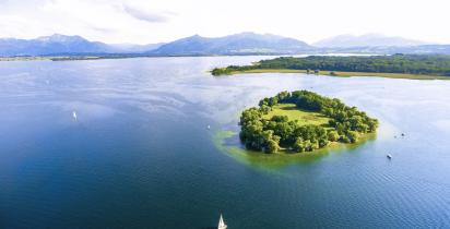 Krautinsel im Chiemsee - Krautinsel im Chiemsee Krautinsel im Chiemsee mit Bergen im Hintergrund von oben gesehen.