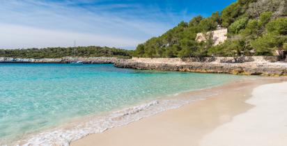 Strand und Meer in der Cala Mondragó auf Mallorca.