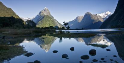 Milford Sound in Neuseeland mit Bergen im Hintergrund.