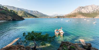Boote in der Bucht von Adrasan bei Belek mit Bergen him Hintergrund.