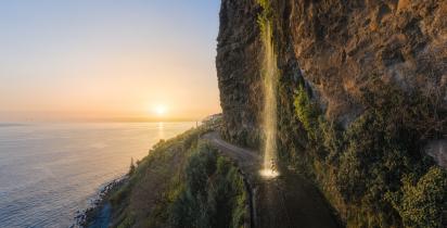 Wasserfall auf Straße