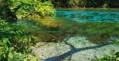 Klares Wasser im Syri i Kaltër