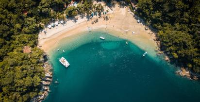 Vogelperspektive auf Strand