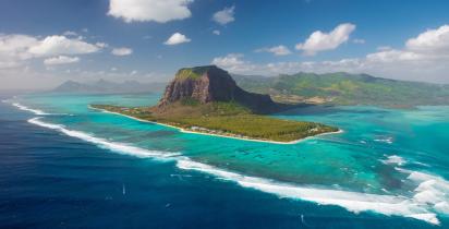 Luftaufnahme der Halbinsel Le Morne Brabant auf Mauritius, umgeben von türkisfarbenem Wasser.