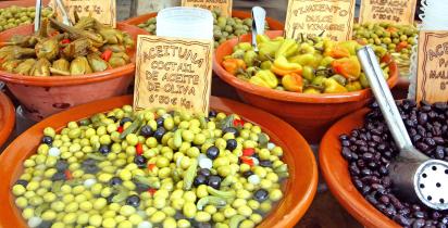 Spanien: Mallorca - Markt mit Oliven