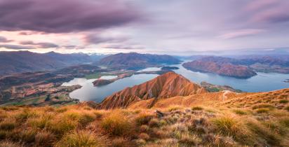 Wanaka lake and Southern Alps mountain range with Mt Aspiring Neuseeland