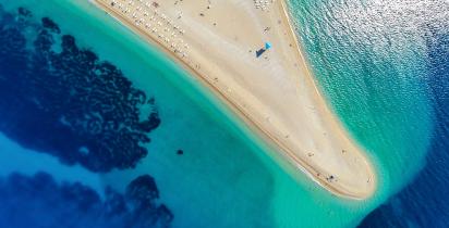 Strand von Zlatni Rat auf Brac aus der Vogelperspektive.