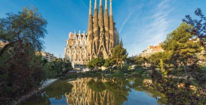 Sagrada Familia - Barcelona Kathedrale Sagrada Familia in Barcelona vor blauem Himmel.