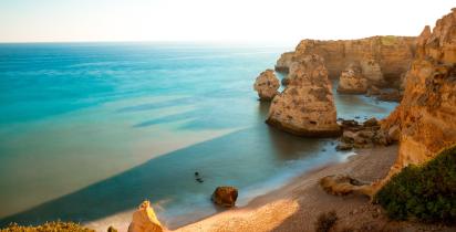 Blick über den Praia da Marinha an der Algarve am Abend.