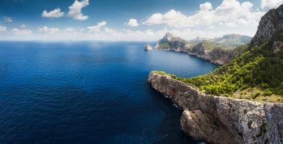Blick vom Aussichtspunkt Es Colomer auf die Küste Mallorcas.