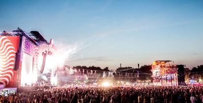 Festivalbühne am Abend