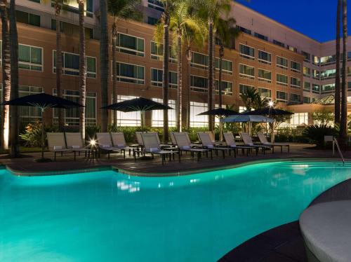 beleuchteter Pool bei Nacht