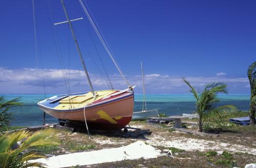 Boot am Strand vor Meer