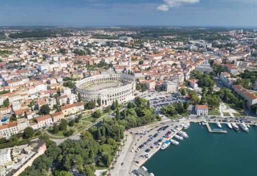 Panorama mit Amphitheater von Pula