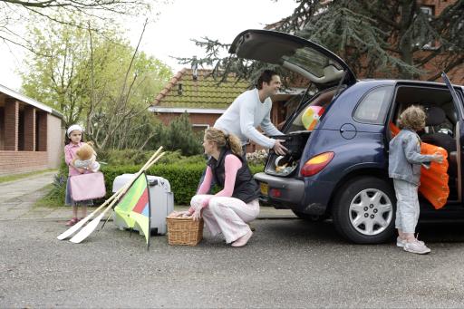 Familie beim Autopacken