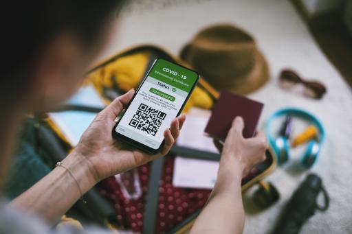 Person betrachtet digitales Covid-Zertifikat auf dem Smartphone.