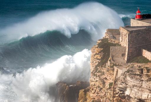 Welle, Leuchtturm Nazare