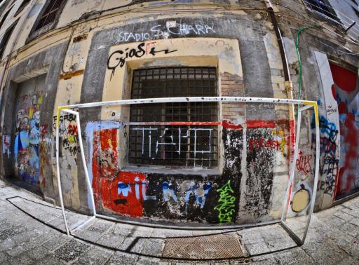 Fußballtor an Hauswand mit Graffiti