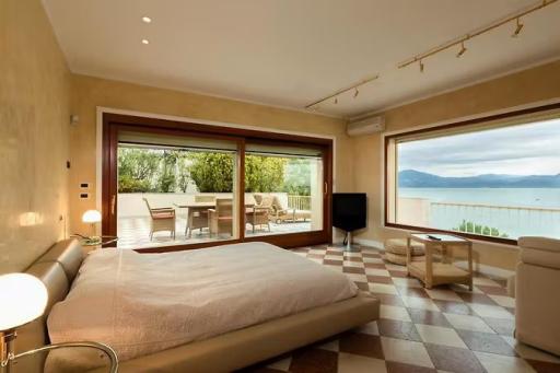 Die Lake Front Luxury Suites