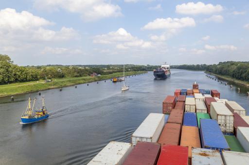 Containerschiff auf Kanal