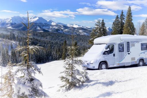 Camper parkt im Schnee