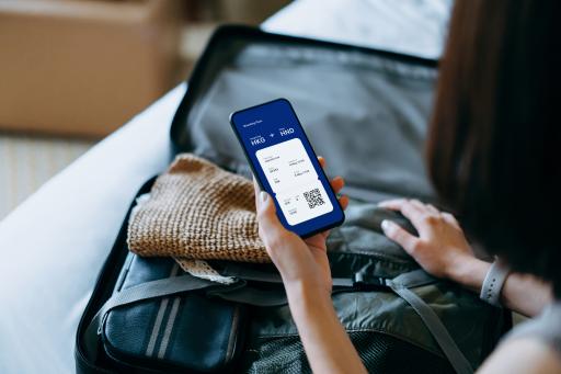 Gepackter Koffer und Smartphone