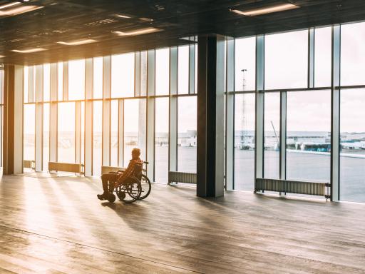 Rollstuhlfahrer im Flughafen