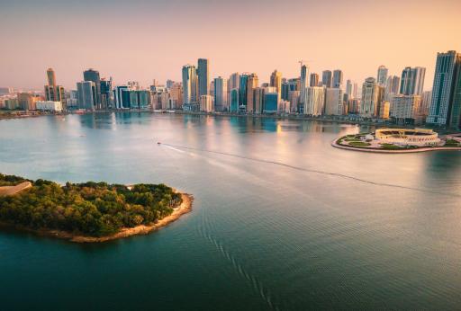 Panorama auf Hochhäuser vor Fluss