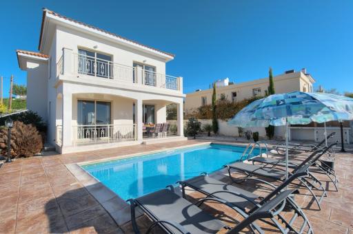 Blick auf die Villa mit Pool