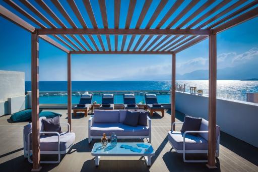 Poolbereich der Cosmopolis Crete Suites