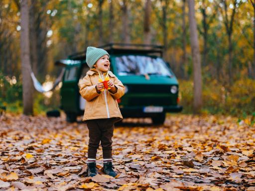 Kind, Camper, Herbst