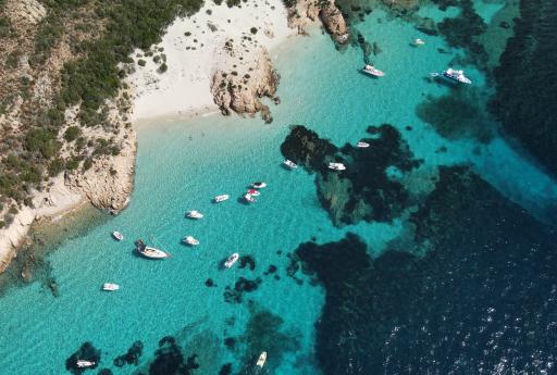 Strand und Boote von oben