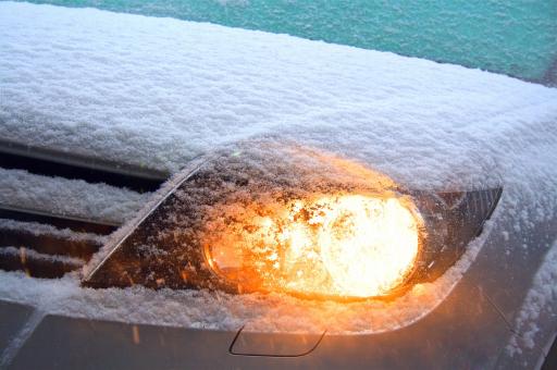 Auto Scheinwerfer Schnee