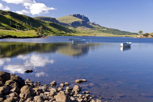 Boote an Küste mit Berg im Hintergrund