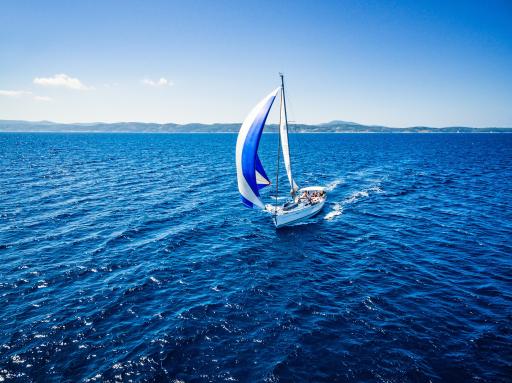 Segelboot unter vollen Segeln