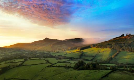 Sonnenaufgang Hügellandschaft Nebel