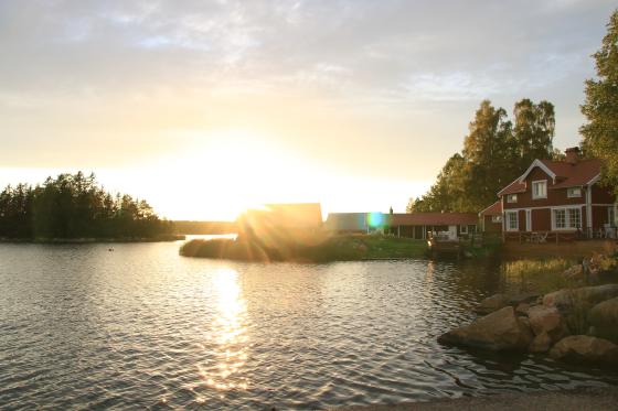 rotes Haus an Wasser