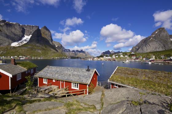 rote Holzhäuser an Fjord