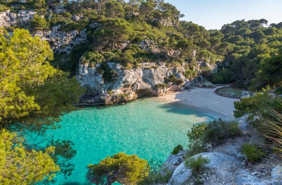 Cala Macarelleta - Menorca Blick auf die menschenleere Cala Macarelleta auf Menorca mit türkisfarbenem Wasser.