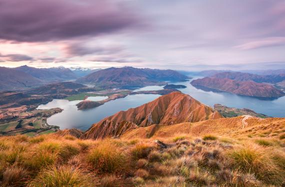 Wanaka lake and Southern Alps mountain range with Mt Aspiring Neuseeland