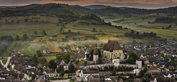 Abendlicher Blick über die Altstadt und die Kirchenburg von Biertan in Rumänien.