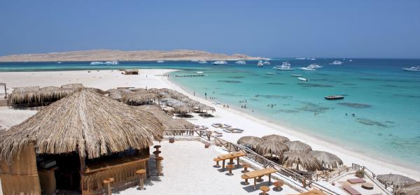 Strand und Strandbar von Giftun Islands bei Hurghada mit blauem Himmel.