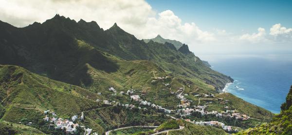 Blick über die Mascaschlucht auf Teneriffa mit Meer im Hintergrund.