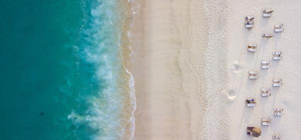 Meer von oben_Strand_Liegen