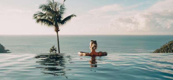 Frau im Infinitypool mit Meerblick