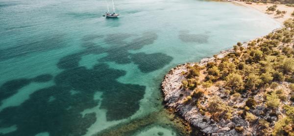 Segelboot in Bucht an der Ägäis