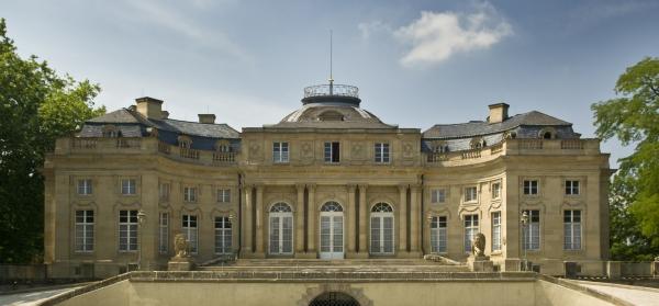 Schloss Monrepos mit klassizistischer Fassade und Blick auf den Vorplatz unter blauem Himmel