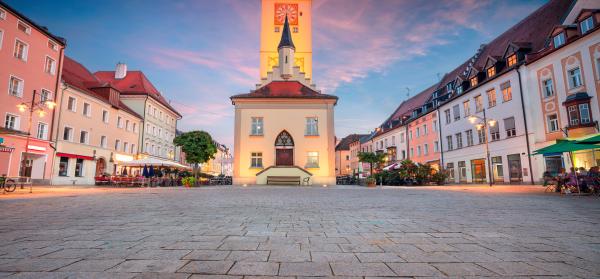 Innenstadt von Deggendorf mit altem Rathaus und Stadtturm bei Sonnenuntergang.