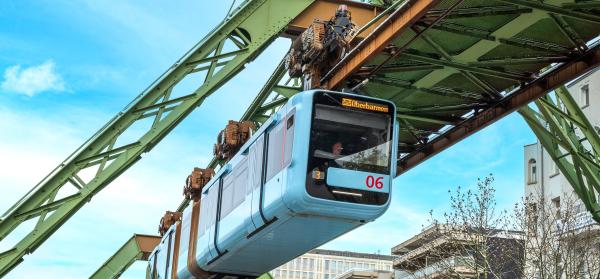 Blaue Schwebebahn in Wuppertal.